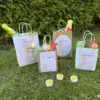 Echtbild von fertigen Papiertüten gefüllt mit Ostergeschenken und Labels